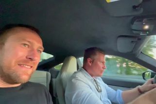 „Před náma jede pohřebák, to je znamení.“ Videa ukazují Turkovy opakované nebezpečné jízdy - Novinky